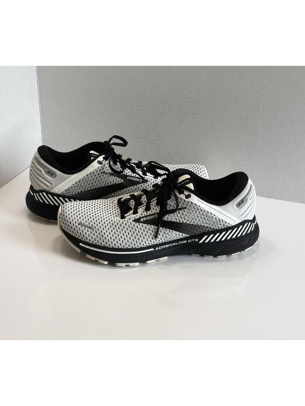 Brooks Adrenaline GTS 22 Shoes Women's Size 11 White/Black Running Gym Sneakers